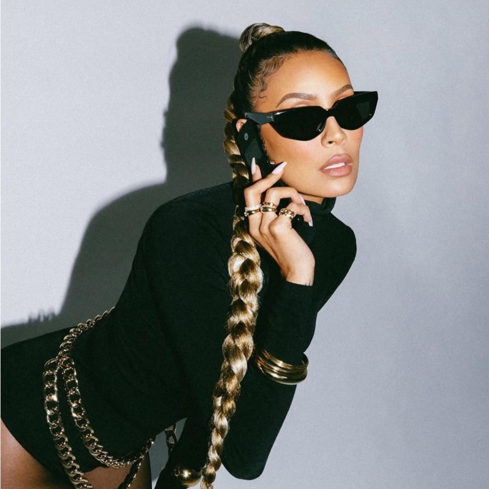 Dezi On Read Sunglasses in Black